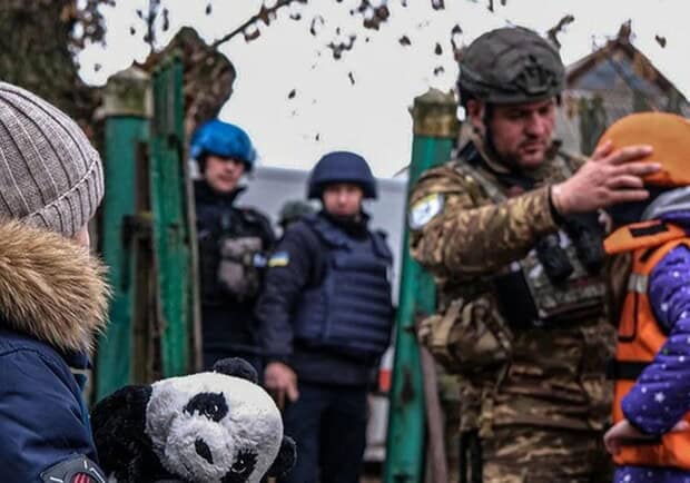 У зоні примусової евакуації на Донеччині залишаються 144 дитини – включно з районами Словʼянська, де механізм ще не запрацював