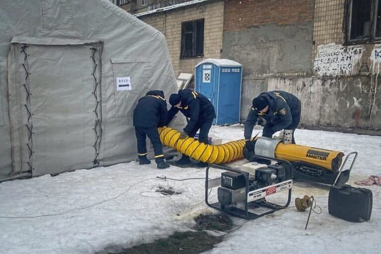 Понад 4,7 тис. комунальників та залізничників отримали додаткові виплати за аварійно-відновлювальні роботи