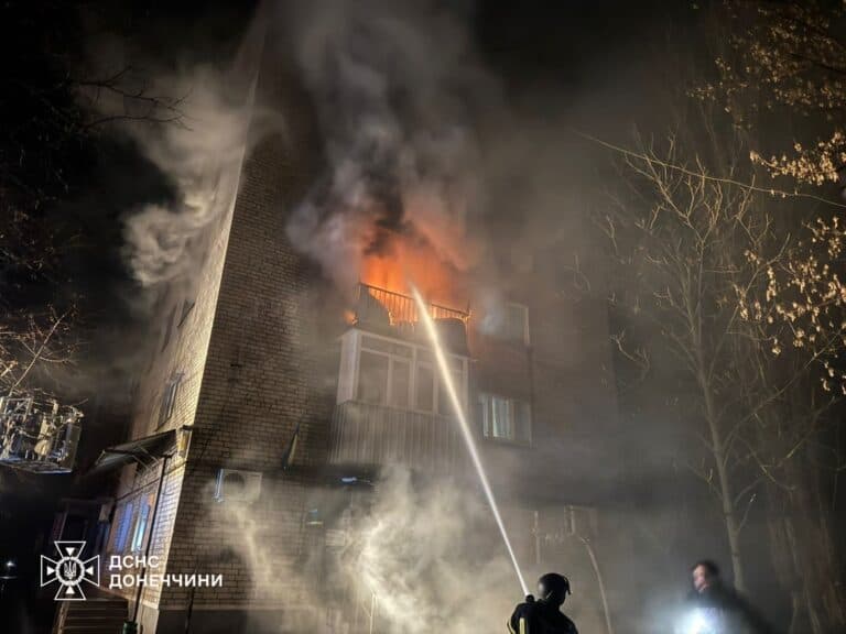 Пожар в Славянске: ночью 18 марта спасатели помогли мужчине покинуть горящую квартиру