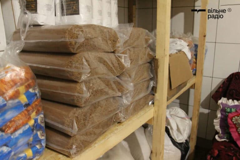 Для переселенців із Маріуполя хочуть закупити 162 тисячі продуктових наборів: що буде в пакунках