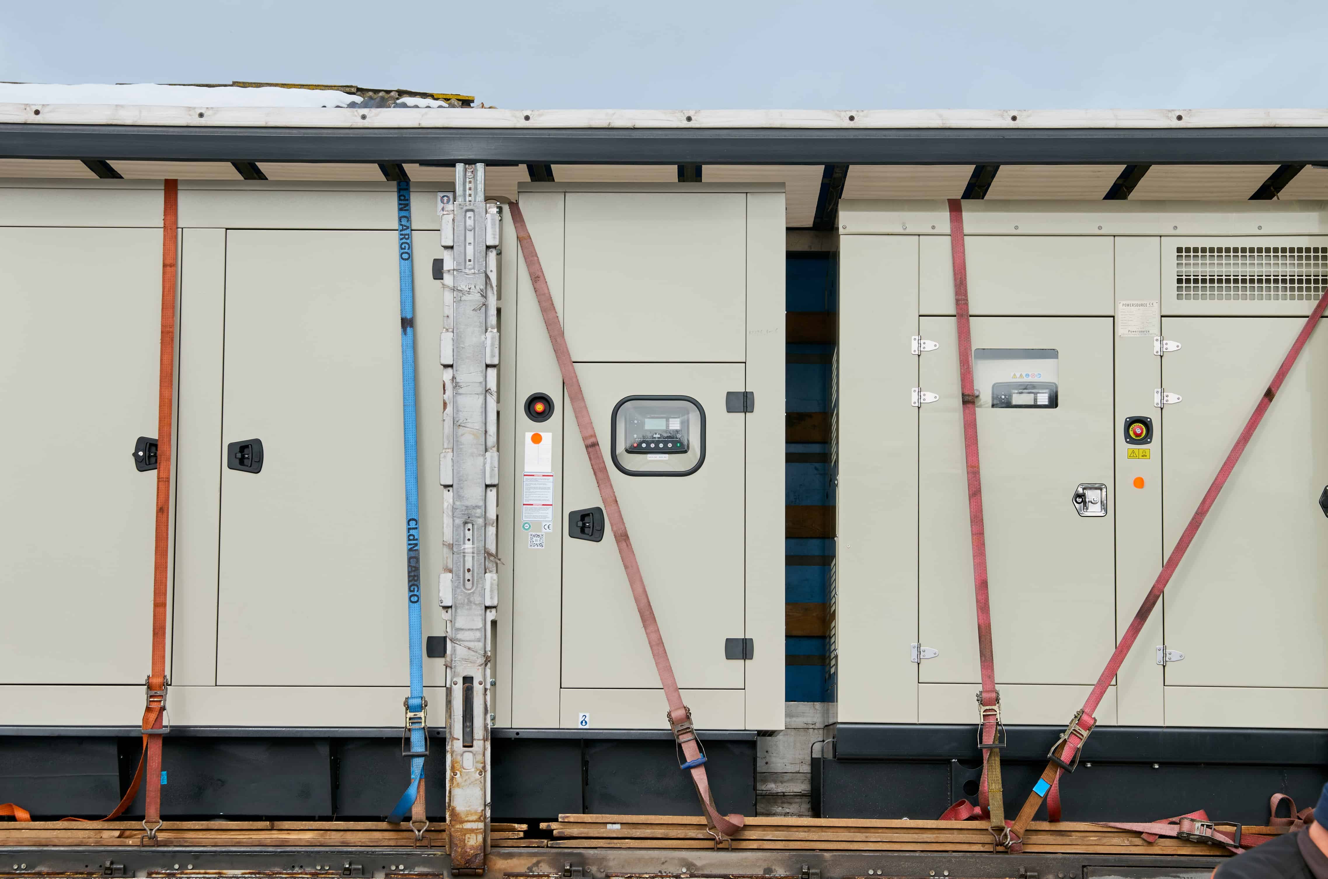 Гуманітарний фонд Сергія Притули передає 104 генератори для об'єктів критичної інфраструктури України в межах кампанії "SOS Kyjev" від Dárek pro Putina