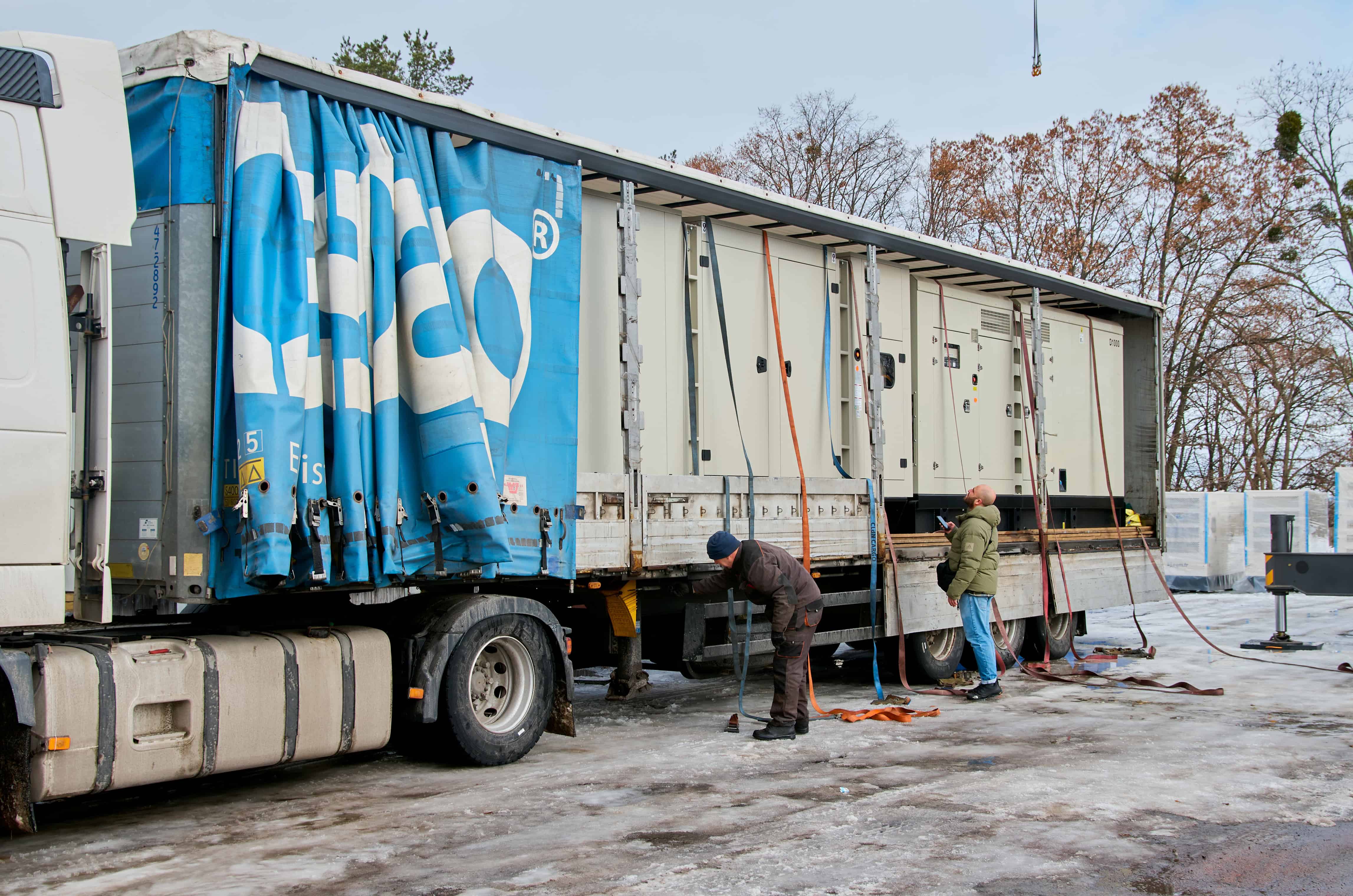 Гуманітарний фонд Сергія Притули передає 104 генератори для об'єктів критичної інфраструктури України в межах кампанії "SOS Kyjev" від Dárek pro Putina