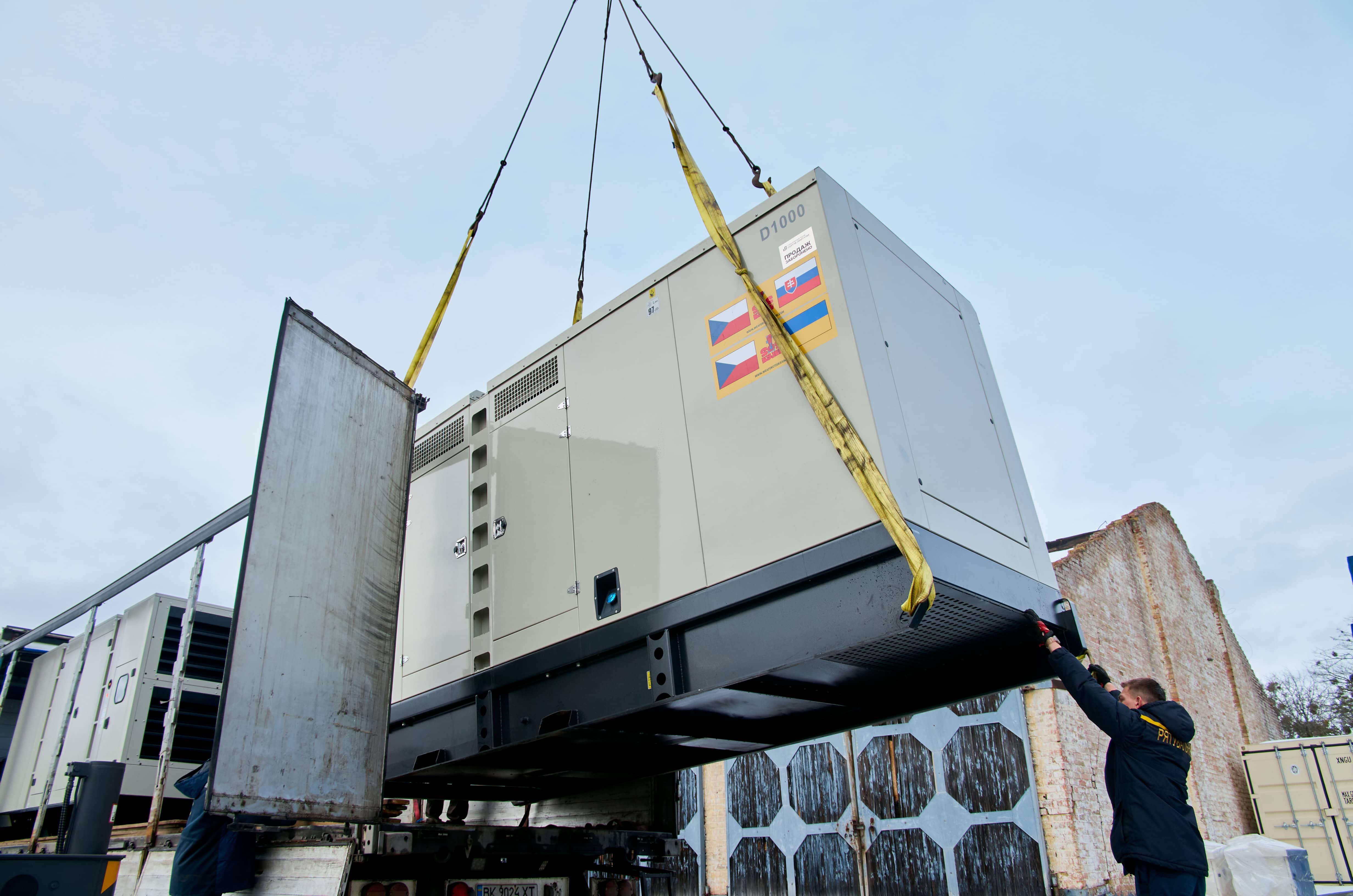 Гуманітарний фонд Сергія Притули передає 104 генератори для об'єктів критичної інфраструктури України в межах кампанії "SOS Kyjev" від Dárek pro Putina