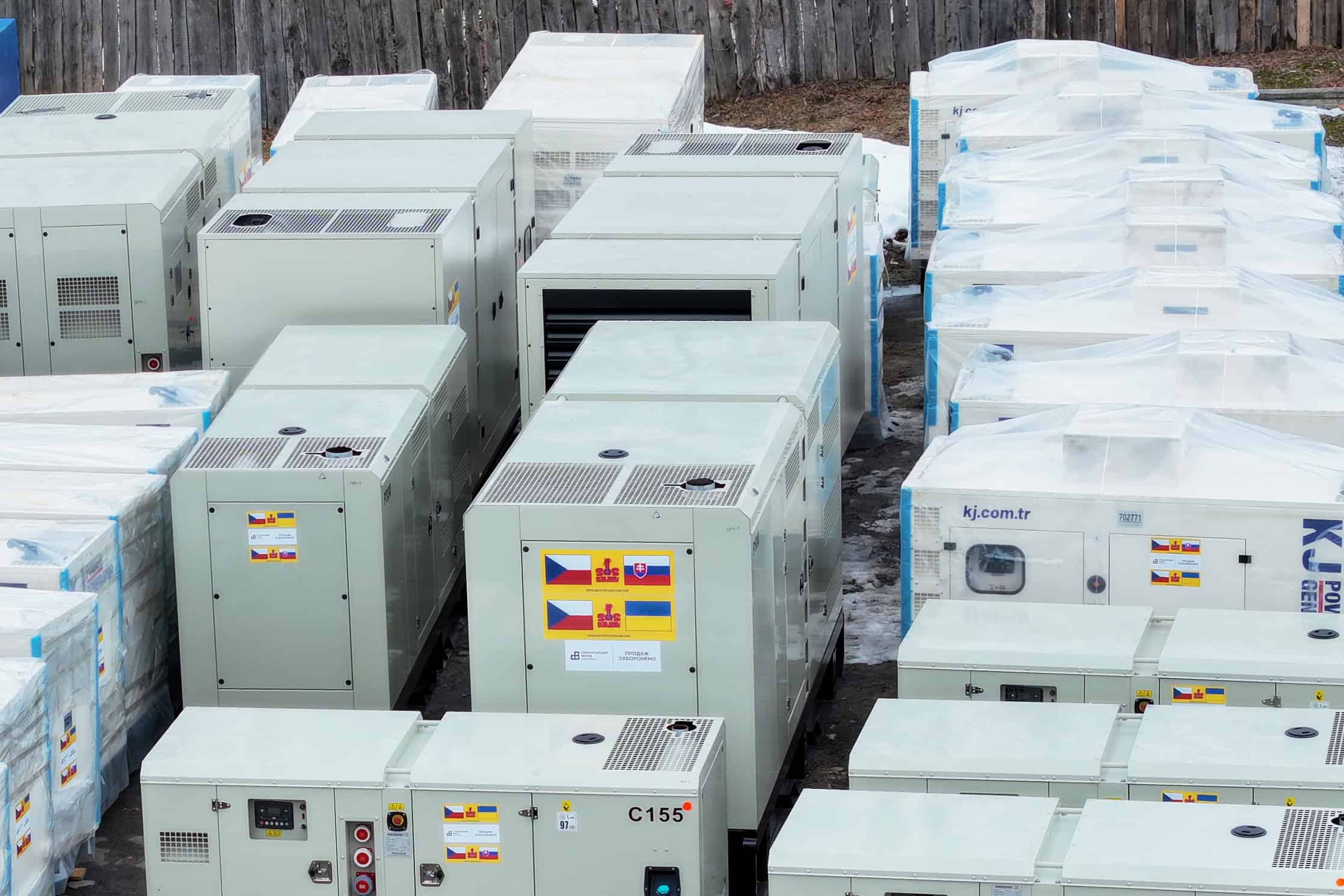 Гуманітарний фонд Сергія Притули передає 104 генератори для об'єктів критичної інфраструктури України в межах кампанії "SOS Kyjev" від Dárek pro Putina