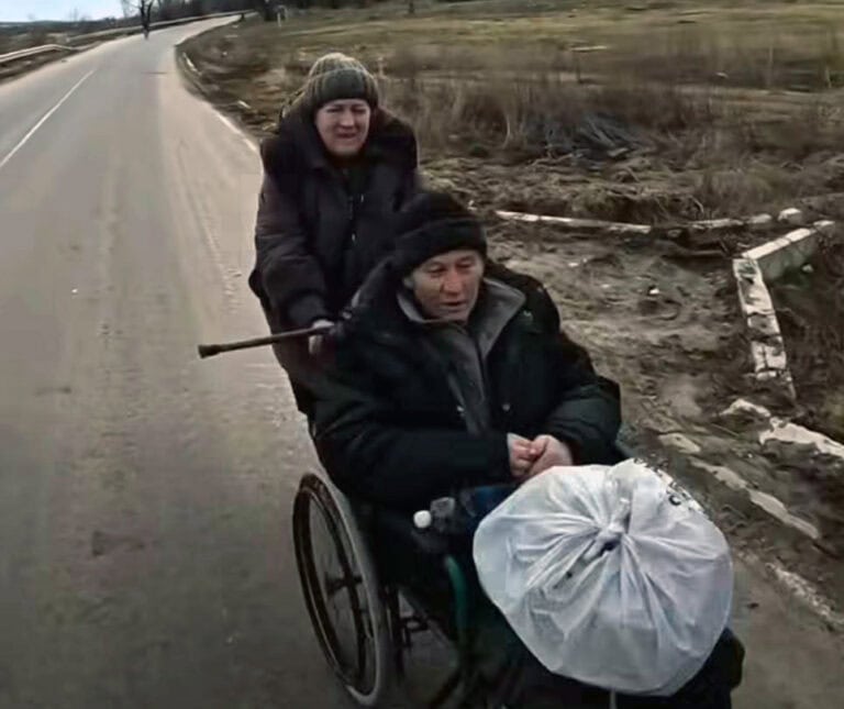 70-річна жінка вивезла пораненого чоловіка з Костянтинівки на колісному кріслі, для сім’ї збирають гроші, — капелан Гейко