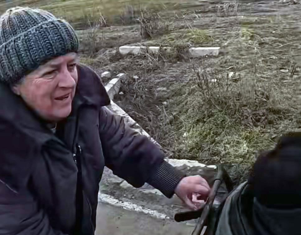 70-річна жінка везе пораненого чоловіка на інвалідному візку дорогою з Костянтинівки після обстрілів