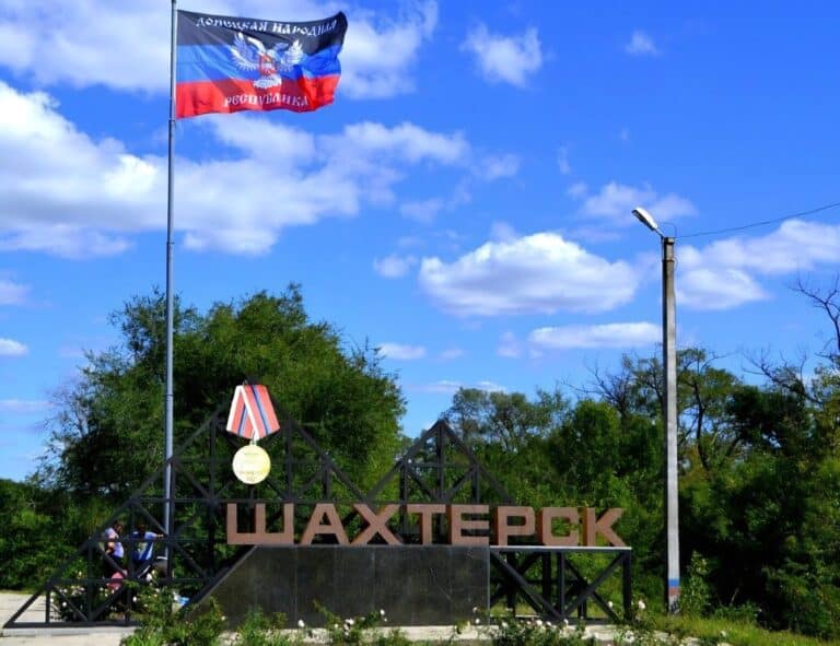 У тимчасово окупованому Шахтарську понад 250 “безхазяйних квартир” віддали у власність т.з. “муніципалітету”