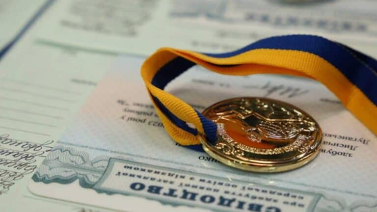 У Мангушській громаді скоротили видатки на підтримку обдарованих дітей і їхніх учителів: актуальні розміри виплат