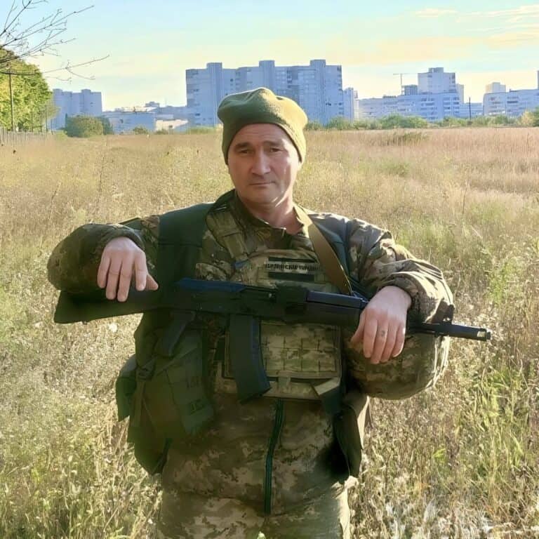 Пройшов Мар’їнку та пішки вирвався з окупації, щоб повернутись у стрій: згадаймо захисника Павла Муху