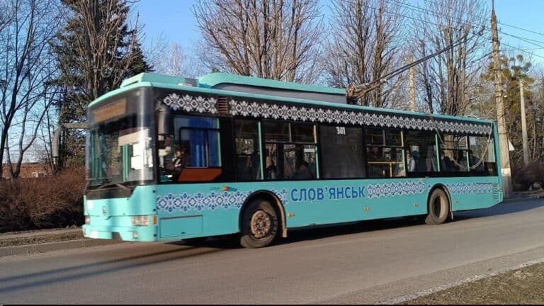 У Словʼянську демонтують тролейбусні мережі, аби встановити антидронові сітки: що буде з технікою