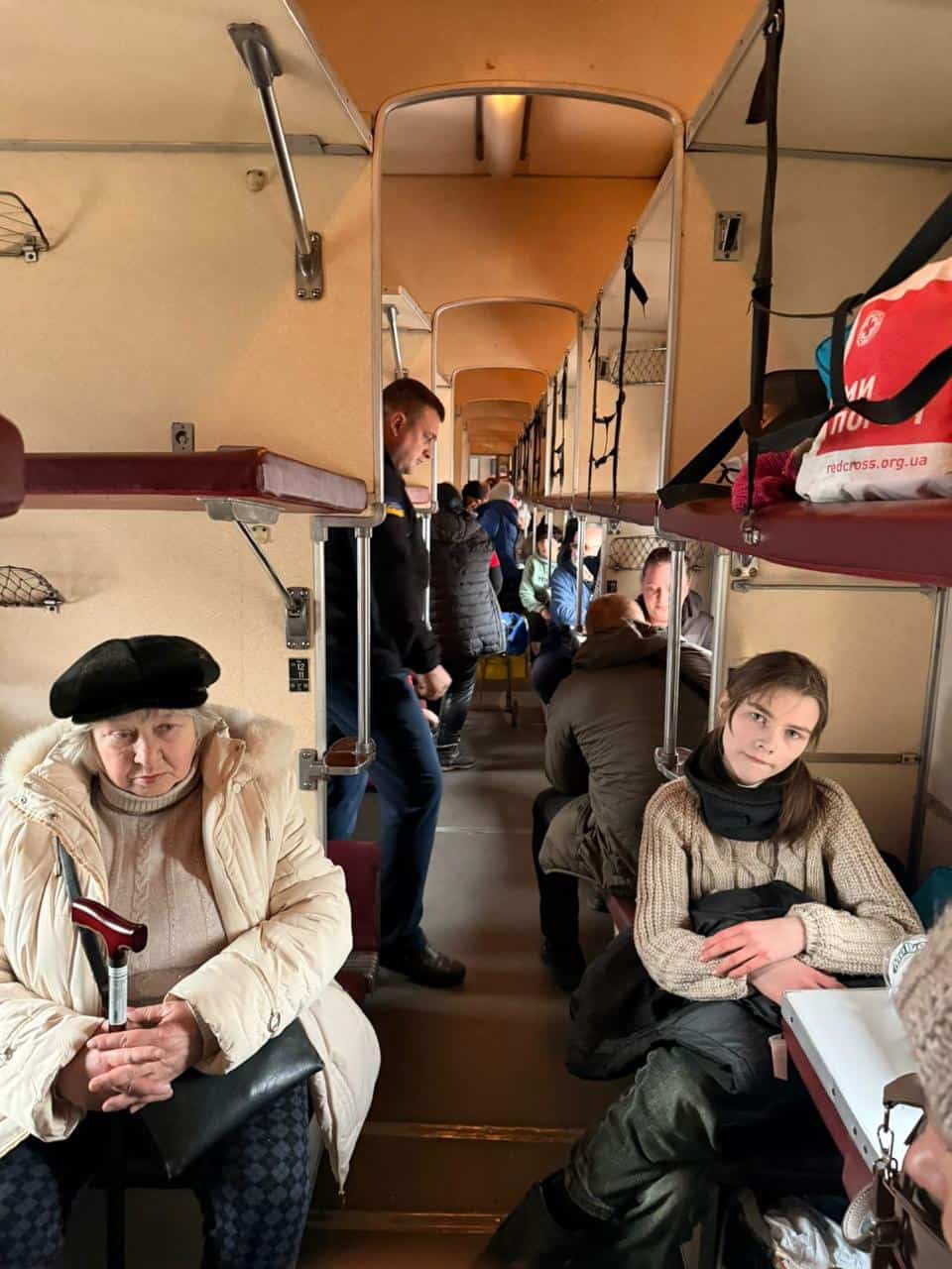 Поїзд із Лозової "нульовим" вагоном евакуював ще 39 жителів Донецької області: серед них були діти