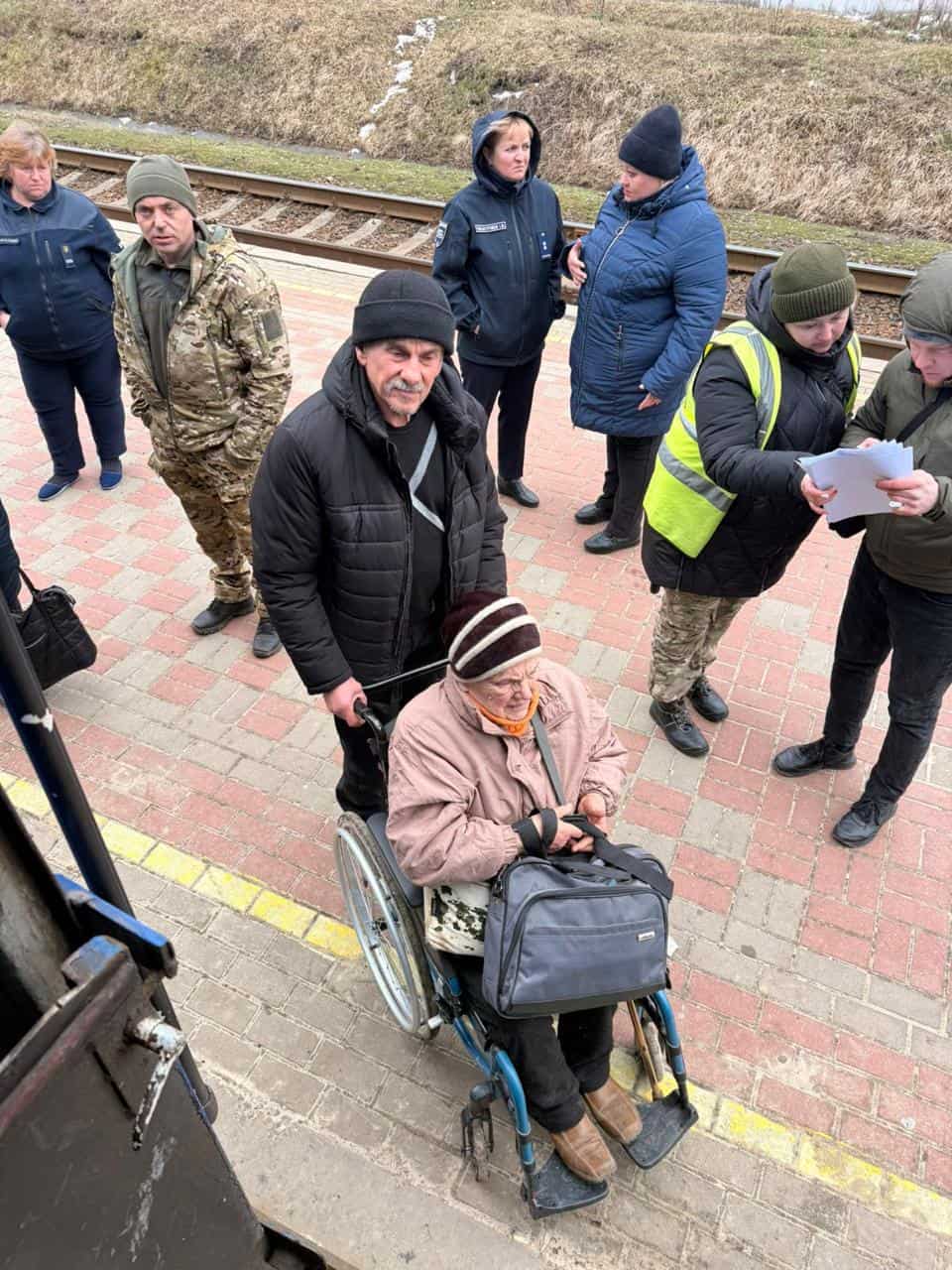 Поїзд із Лозової "нульовим" вагоном евакуював ще 39 жителів Донецької області: серед них були діти