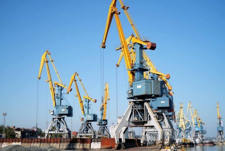 У ГУР оприлюднили перелік з 51 морського судна “тіньового флоту” Росії: серед них є ті, що заходили в порт Маріуполя