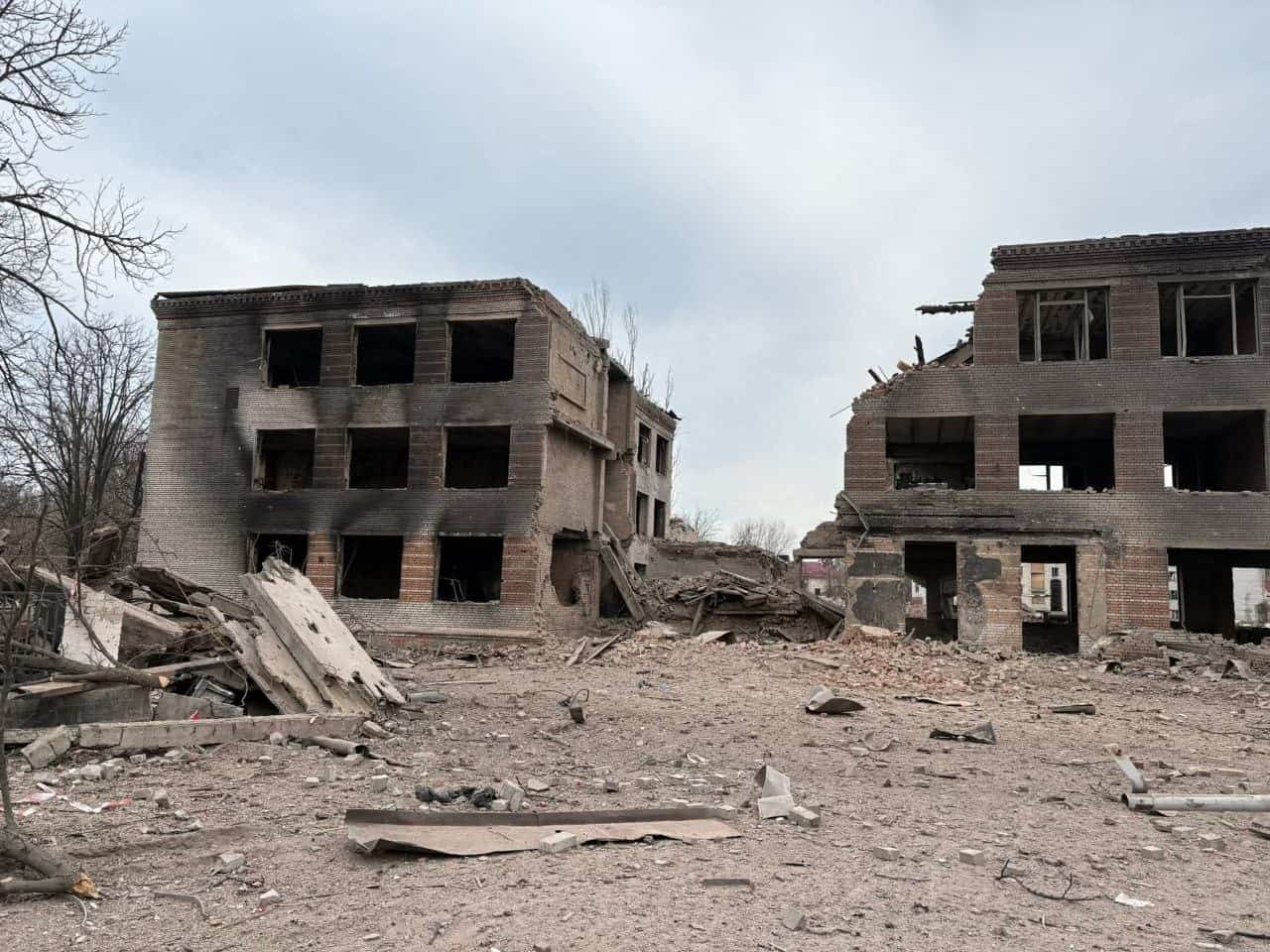 Росіяни атакували Словʼянськ 30 березня: під удар потрапив єдиний пологовий на Донеччині, є поранений