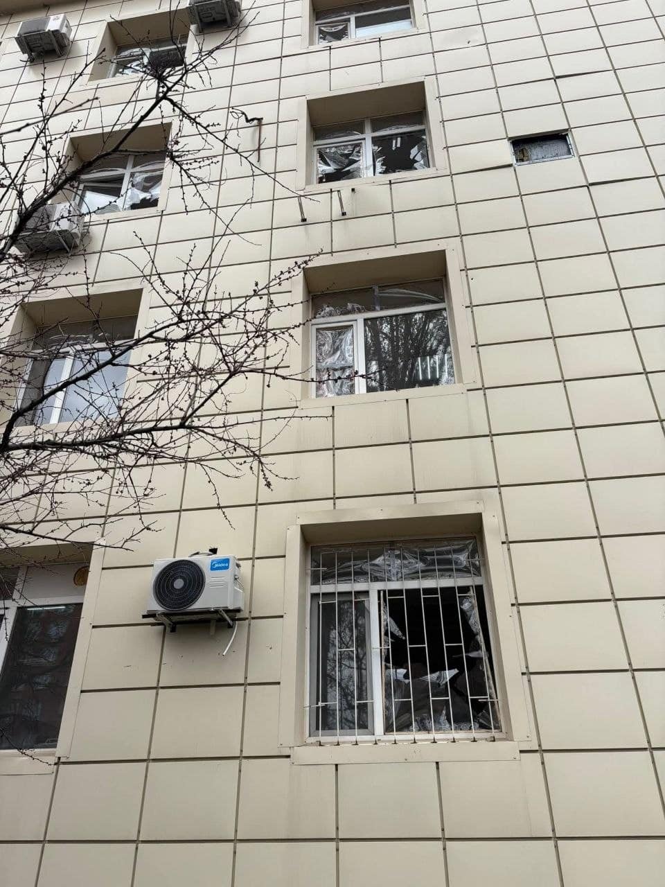 Росіяни атакували Словʼянськ 30 березня: під удар потрапив єдиний пологовий на Донеччині, є поранений