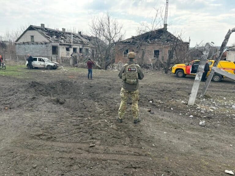 Шестеро людей дістали поранень через атаку на Словʼянськ 31 березня