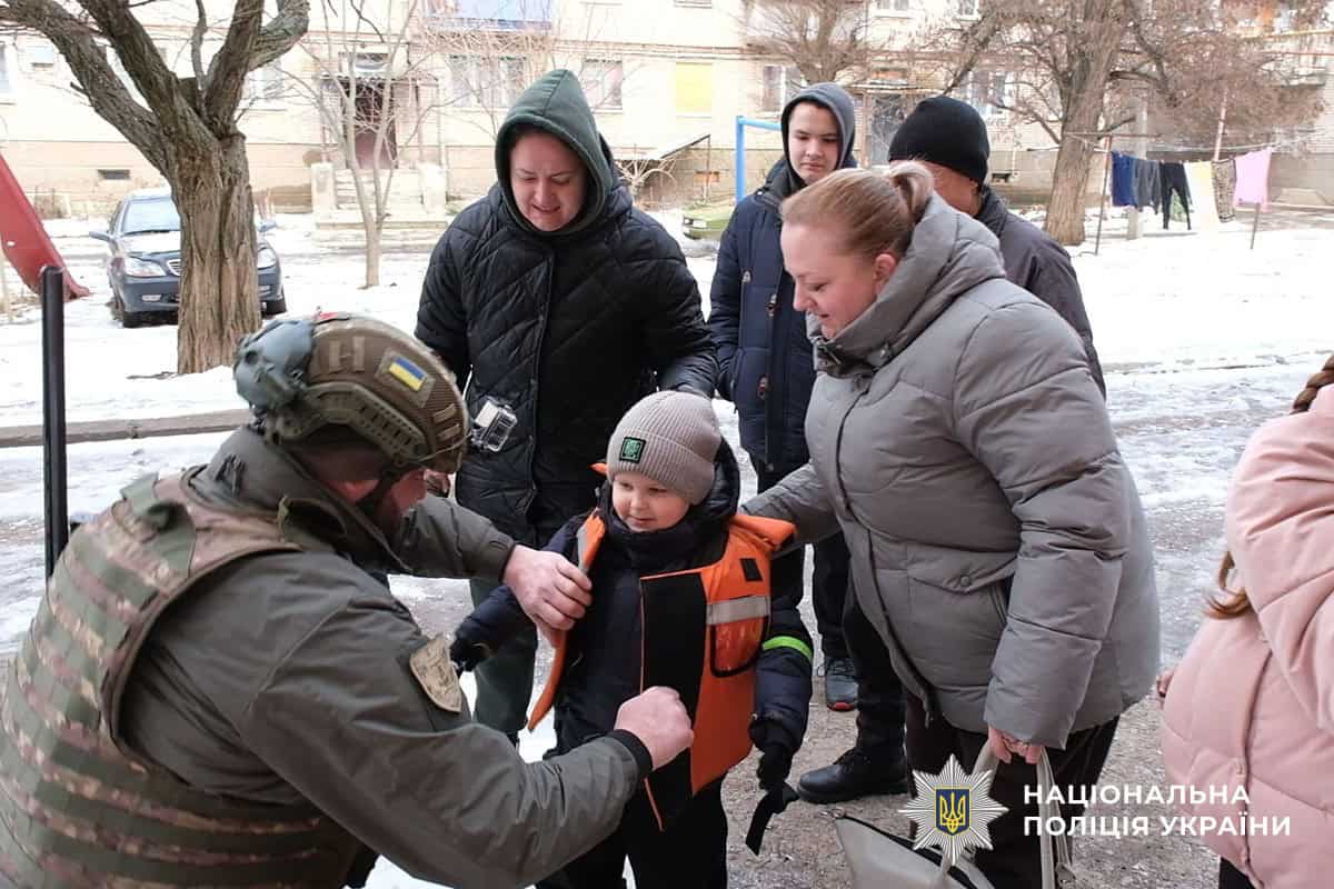 "Забули, коли останній раз гуляли на вулиці": з Миколаївки евакуювали ще три родини з дітьми