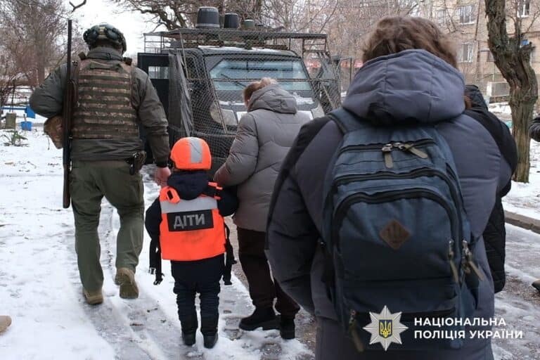 “Забули, коли останній раз гуляли на вулиці”: з Миколаївки евакуювали ще три родини з дітьми (деталі)