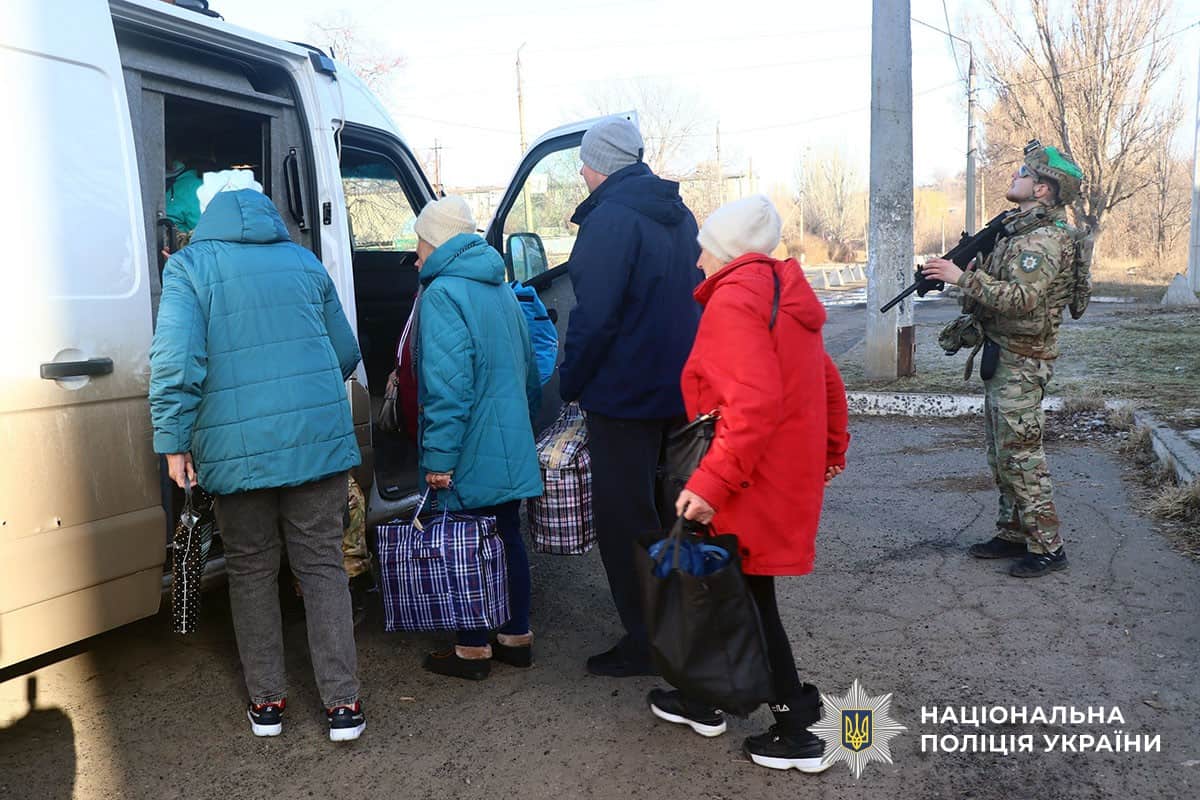 З Миколаївки евакуювали ще понад 20 людей, зокрема дитину