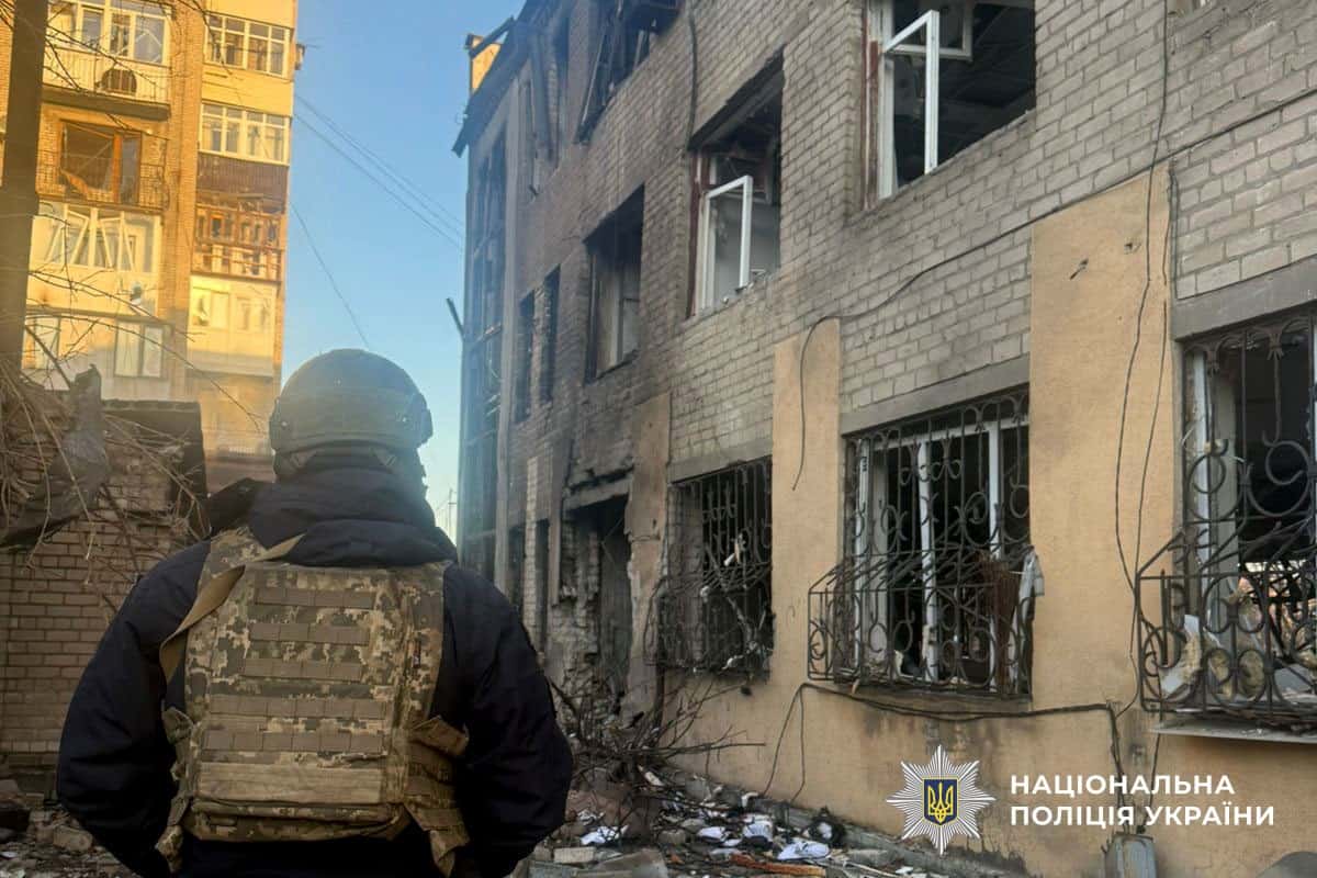 рятувальники та комунальні служби працюють на місці удару в Краматорську після бомбардування