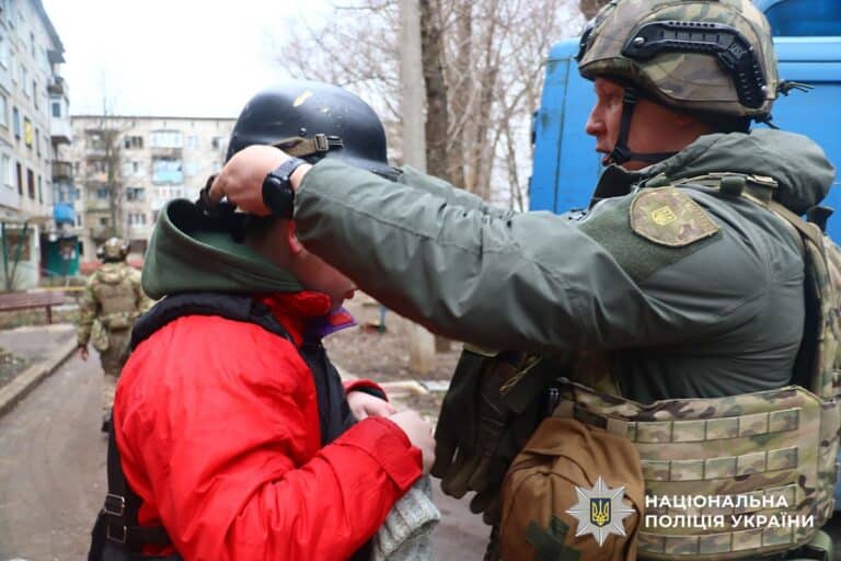 «Выехали, чтобы спокойно ходить по улице»: из Дружковки эвакуировали семью с ребенком