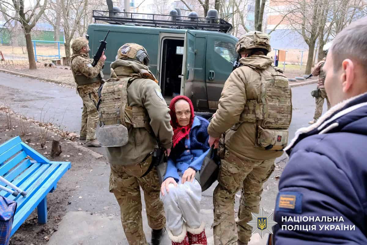 "Втретє рятуються від війни": з Сергіївки евакуювали родину з дітьми