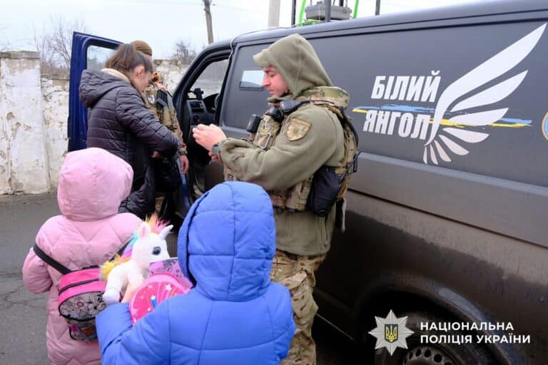 «В третий раз спасаются от войны»: из Сергеевки эвакуировали семью с детьми
