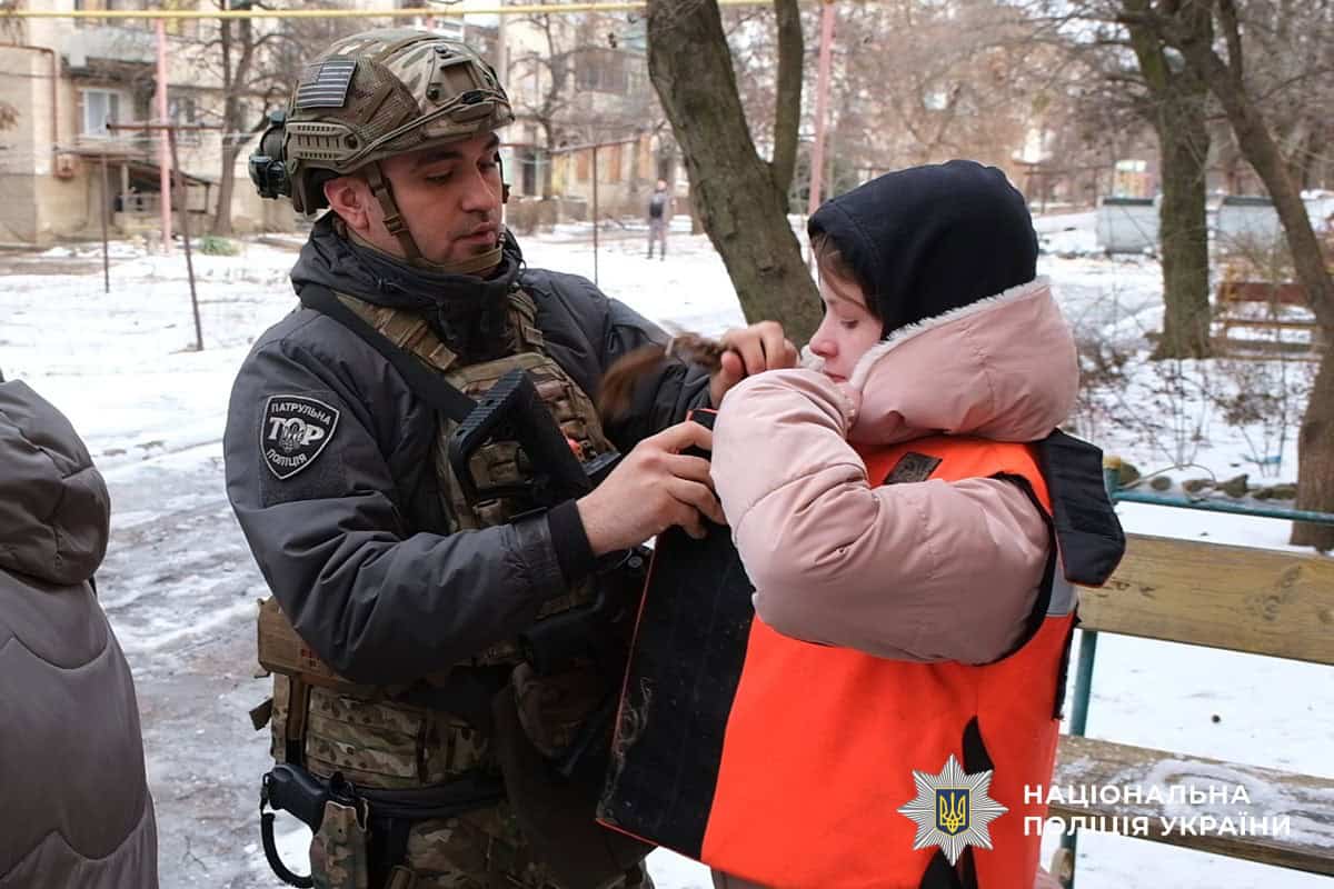 "Забули, коли останній раз гуляли на вулиці": з Миколаївки евакуювали ще три родини з дітьми