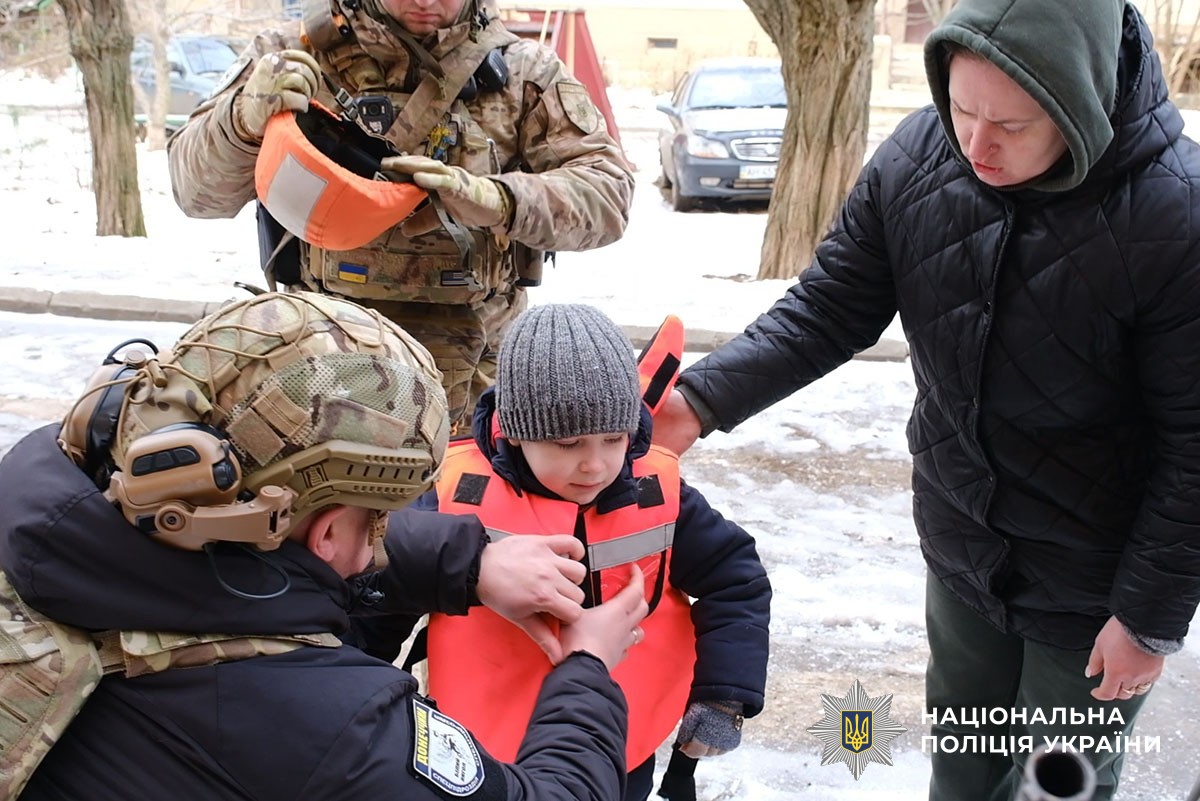 Допомога дітям під час евакуації у Миколаєві.