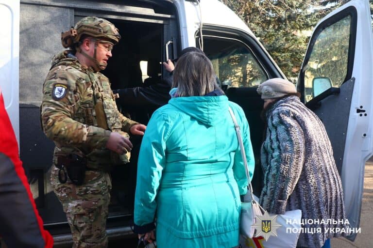 “Йшли 18 кілометрів пішки”: з Миколаївки евакуювали ще понад 20 людей, зокрема дитину