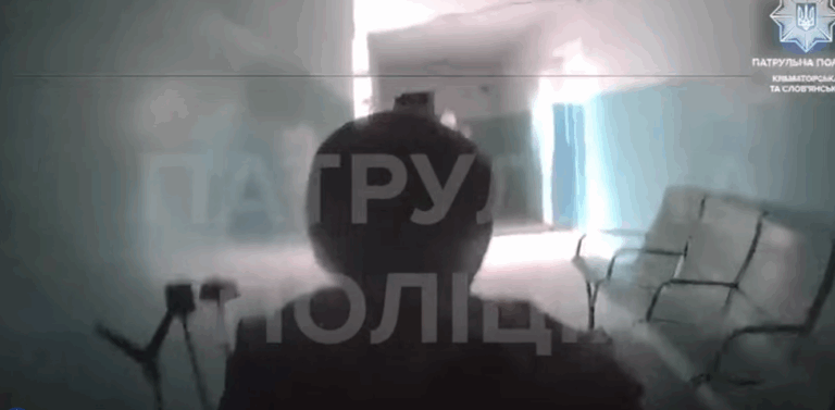 Соседка уезжала и не хотела оставлять её одну: из Николаевки эвакуировали маломобильную женщину