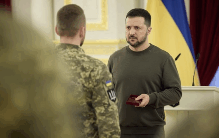 Чотирьох військових, які збили дроном гелікоптер окупантів на Покровському напрямку, нагородили орденом “За мужність”