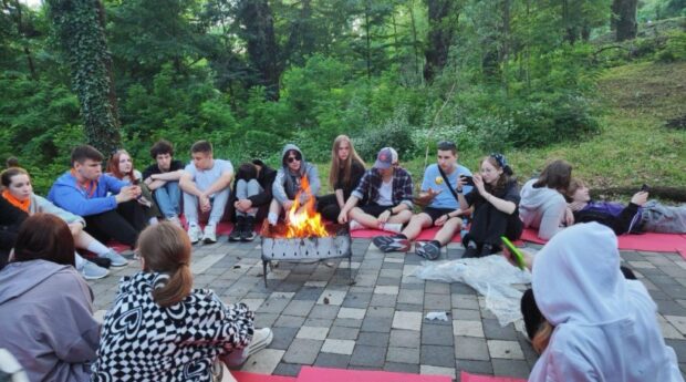 Оздоровлення дітей з Донеччини у 2026 році: скільки грошей виділили громади, куди можна поїхати і як подати заявку