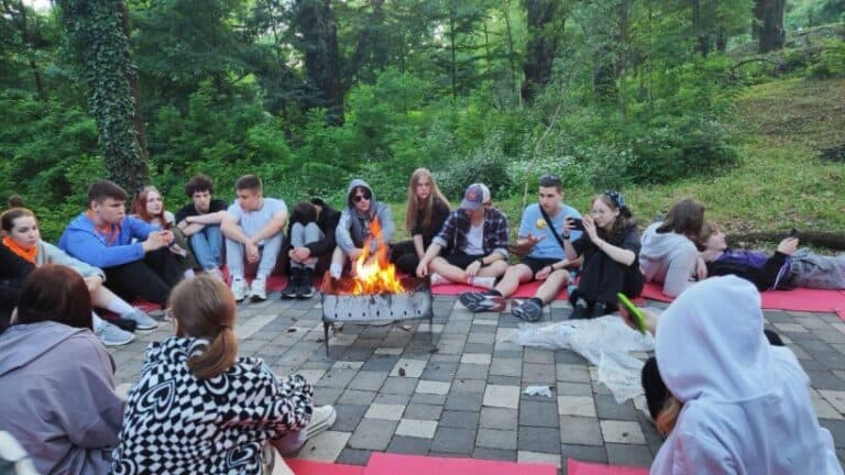 Оздоровлення дітей з Донеччини у 2026 році: скільки грошей виділили громади, куди можна поїхати і як подати заявку