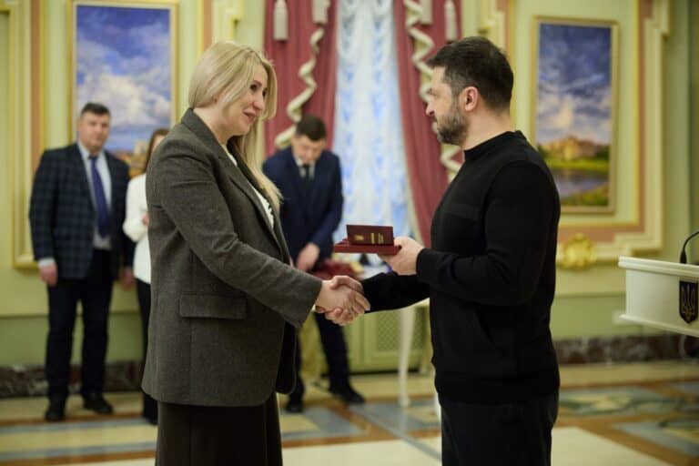 Президент відзначив нагородами двох переселенок із Маріуполя, які опікуються захисниками міста та впроваджують освітні проєкти