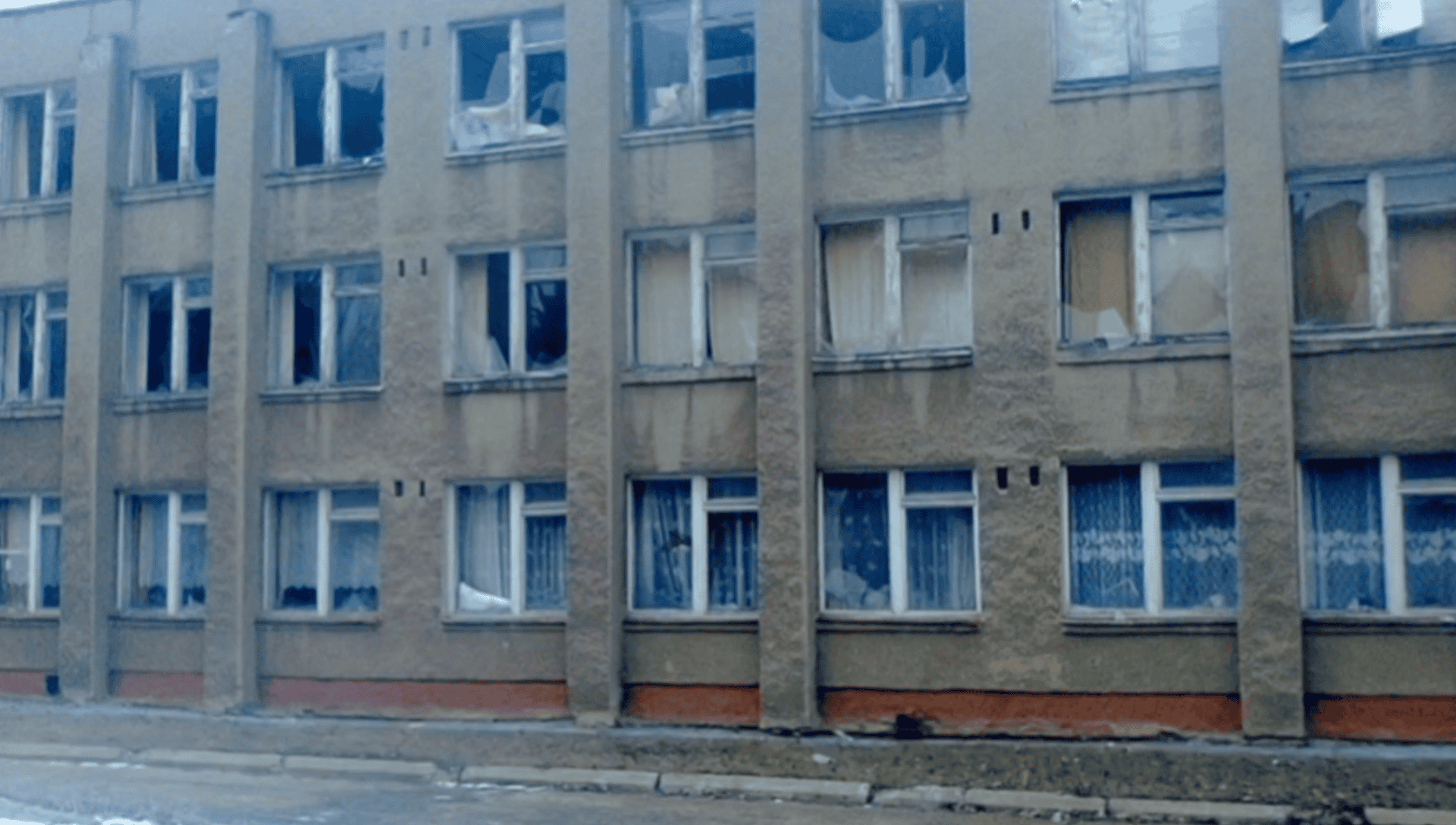 Окупанти через брак фінансування закривають три школи на ТОТ Донеччини, дві з них — у Світлодарській громаді: там записують звернення до Пушиліна