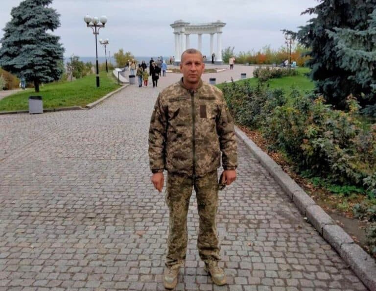 Перед кожним виходом на позицію дзвонив рідним, щоб сказати “Я вас дуже люблю”: згадаємо воїна з Буковини Віталія Статного