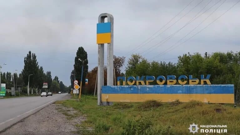 Майже половина чинних депутатів Покровської міськради досі вказують в деклараціях, що живуть у частково захопленому місті (аналіз)