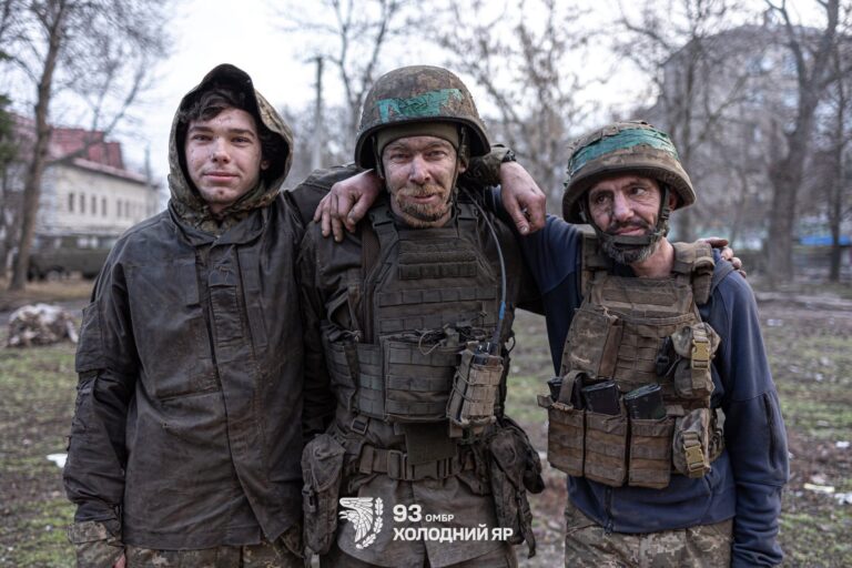 Президент відзначив Хрестами бойових заслуг трьох бійців ЗСУ, які 224 дні боронили позиції на Костянтинівському напрямку