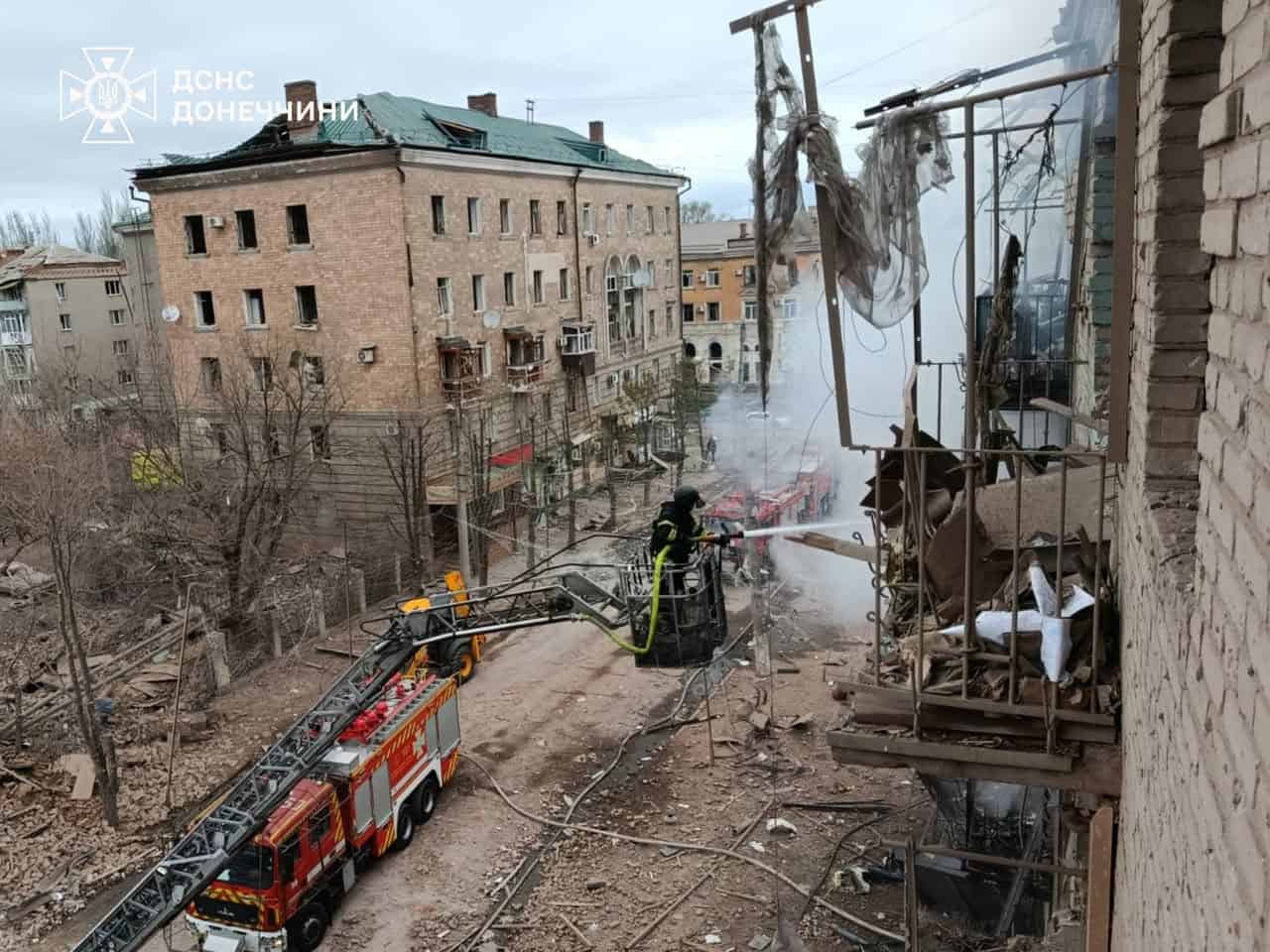 Росіяни авіабомбами вдарили по Словʼянську 15 квітня: є поранений