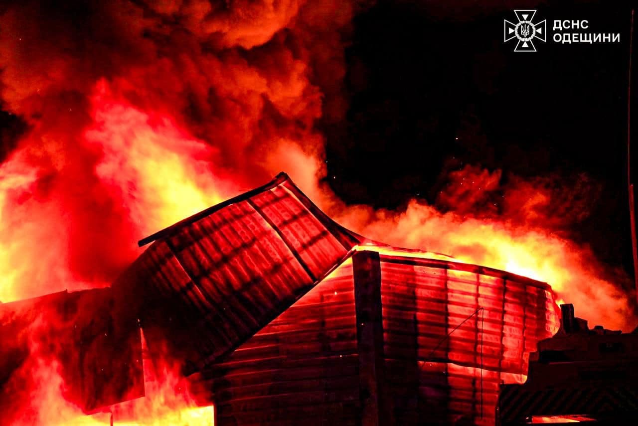 наслідки ракетно-дронової атаки на Одесу 16 квітня 2026 року, зруйновані житлові будинки та пошкоджена інфраструктура