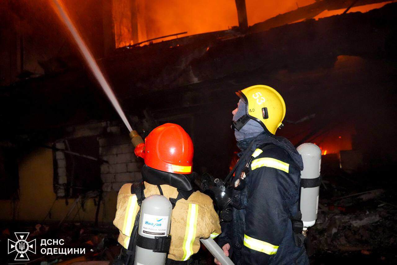 пожежі в Одесі після нічної атаки росії, рятувальники ліквідовують загоряння на об’єктах інфраструктури
