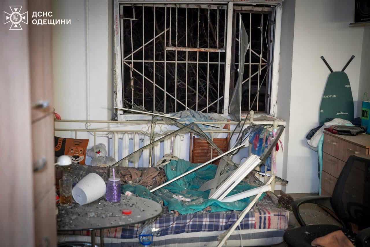 зруйновані багатоповерхівки в Одесі після обстрілу, вибиті вікна та пошкоджені фасади будинків