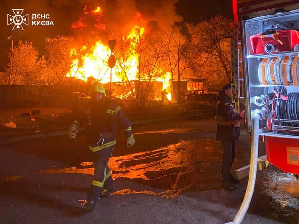 рятувальники розбирають завали у Києві після нічного обстрілу, під руїнами знайшли загиблу дитину та врятували постраждалих