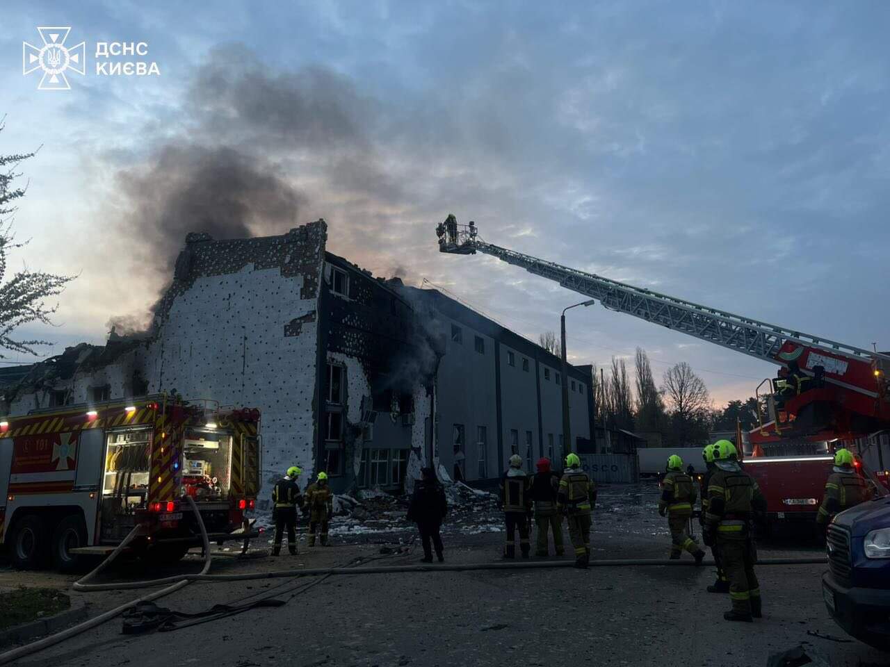 пошкоджений багатоповерховий будинок у Києві після влучання ракети, евакуація мешканців із 16-поверхівки