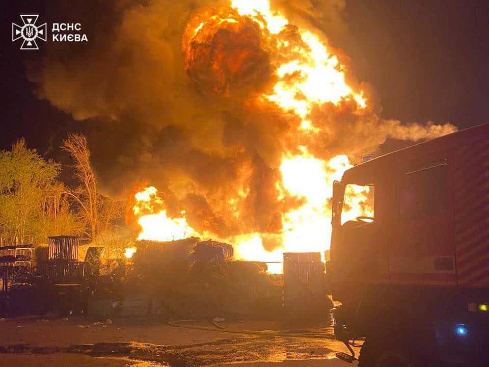 наслідки ракетно-дронової атаки на Київ 16 квітня 2026 року, зруйновані житлові будинки у Подільському районі, пошкоджені фасади та вибиті вікна