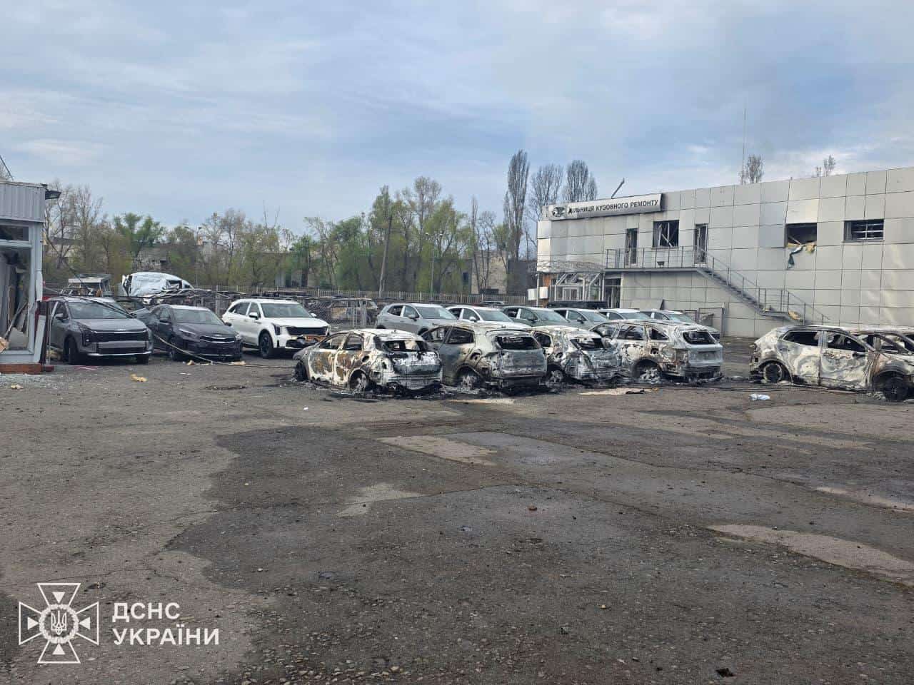 згорілі автомобілі в Оболонському районі Києва після атаки дронів, пошкоджені складські приміщення та магазин