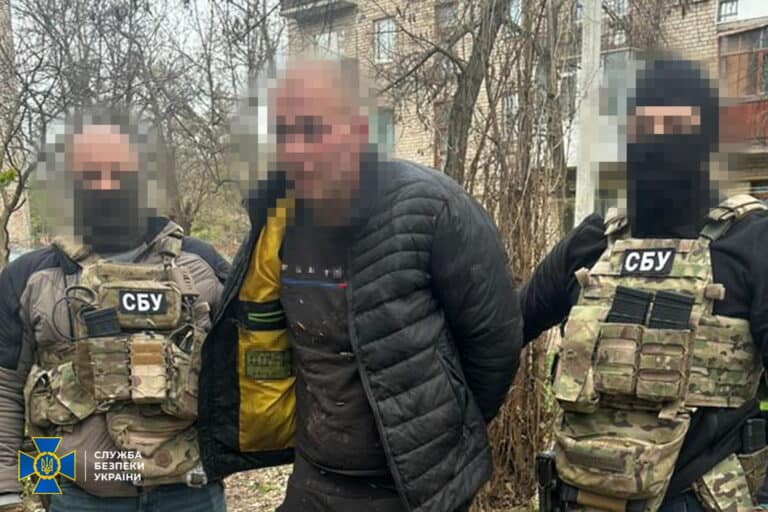 В Краматорске задержали местного, который мог наводить обстрелы и поджечь бронемашину ВСУ: что известно