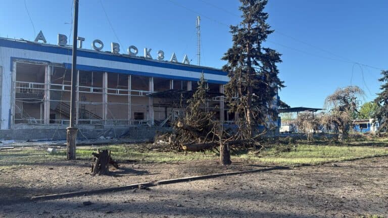 Російські війська вночі та зранку атакували Словʼянську громаду дронами і КАБом: є поранений