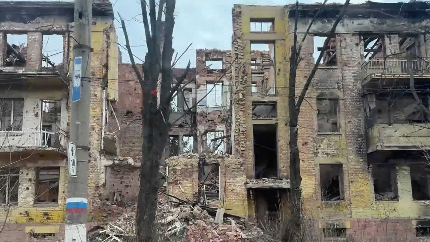 Російські військові відвозять музейні експонати з Бахмута на зберігання до Донецька